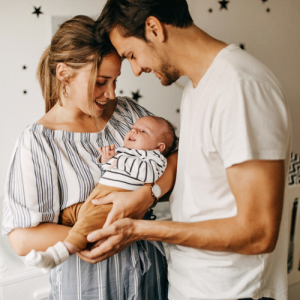 Les premiers mois avec bébé : Conseils et astuces pour les nouveaux parents